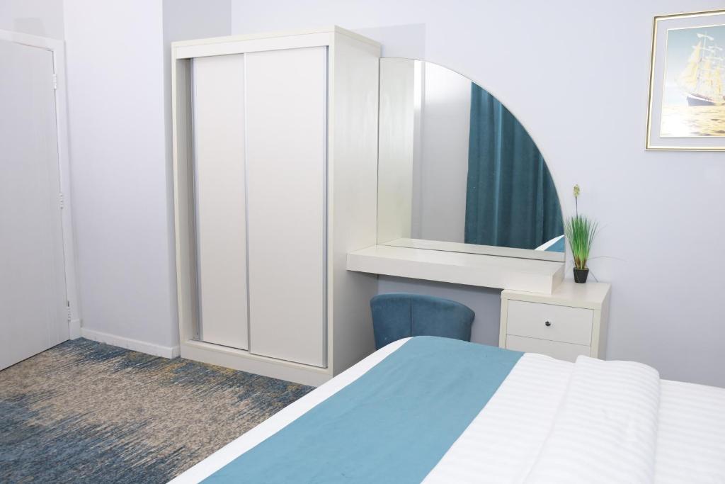 Deluxe Room (2 Adults + 1 Child)
