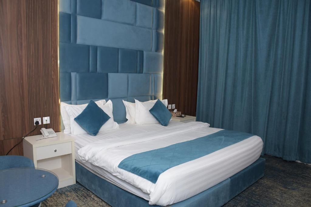 Deluxe Room (2 Adults + 1 Child)